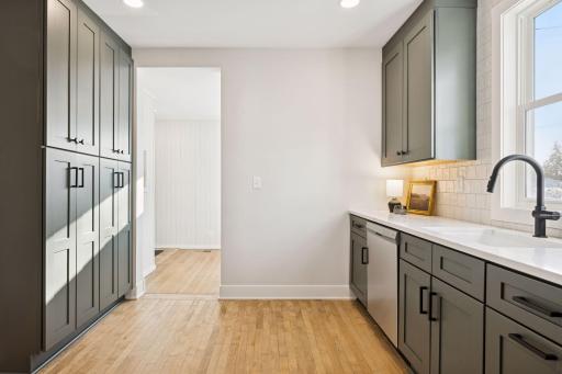 130 10th Avenue N, Hopkins, MN 55343