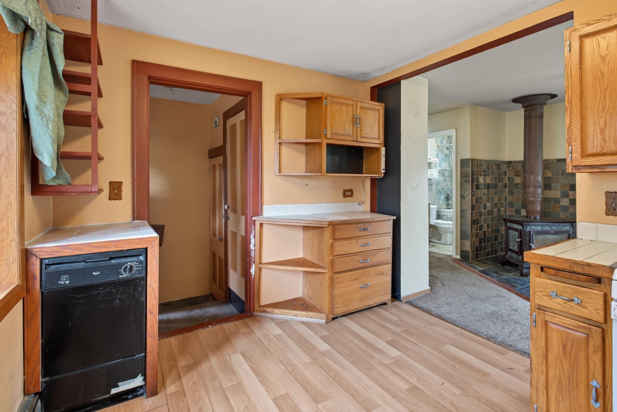 Side entry to kitchen