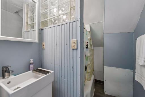The upper-level apartment includes its own private full bath with tub/shower.