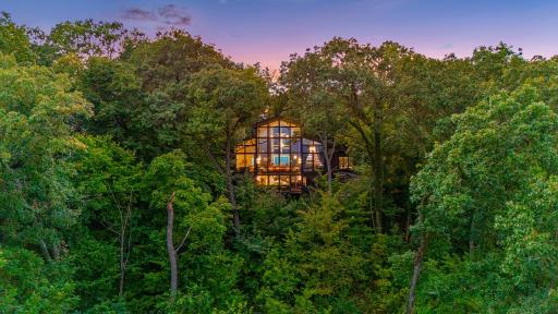 1555 Crescent Hills Drive, La Crescent, MN 55947