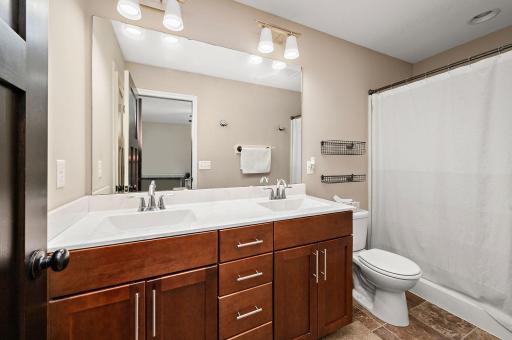 13-web-or-mls-704-bremen-cir.jpg