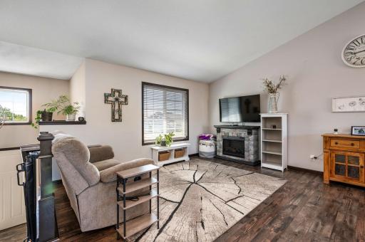 6-web-or-mls-704-bremen-cir.jpg