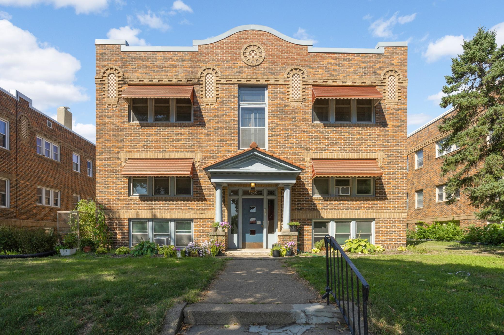 Located in the Royal Apartment Cooperative, this building is charming!