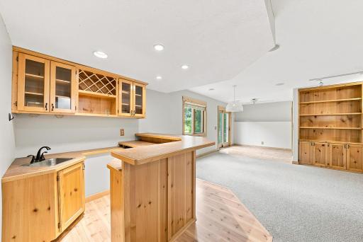 Lower level wet bar for entertaining