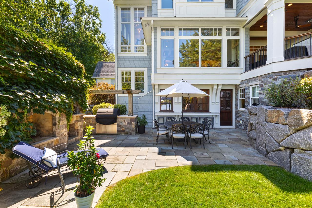 Outdoor Patio with Pizza Oven