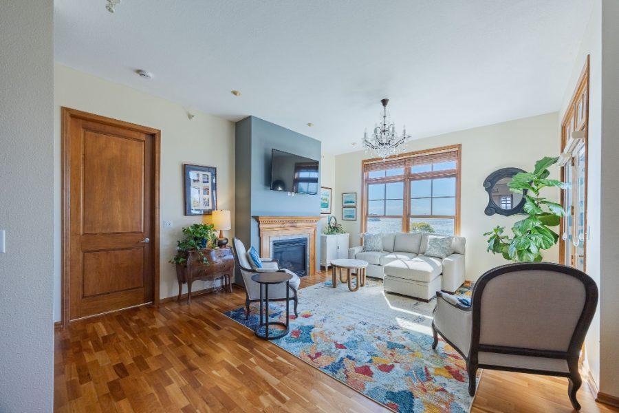 living rm/veiws of Spring Park