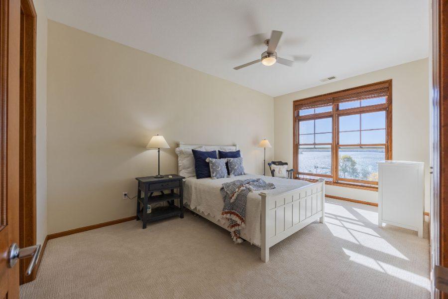 spacious bedroom with views of Mtka