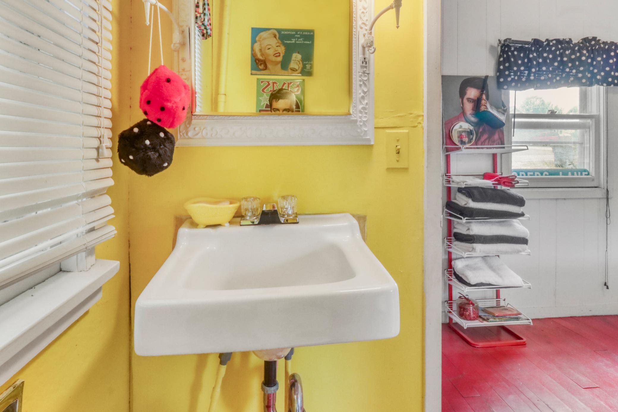 Guesthouse Bathroom1_0.JPG