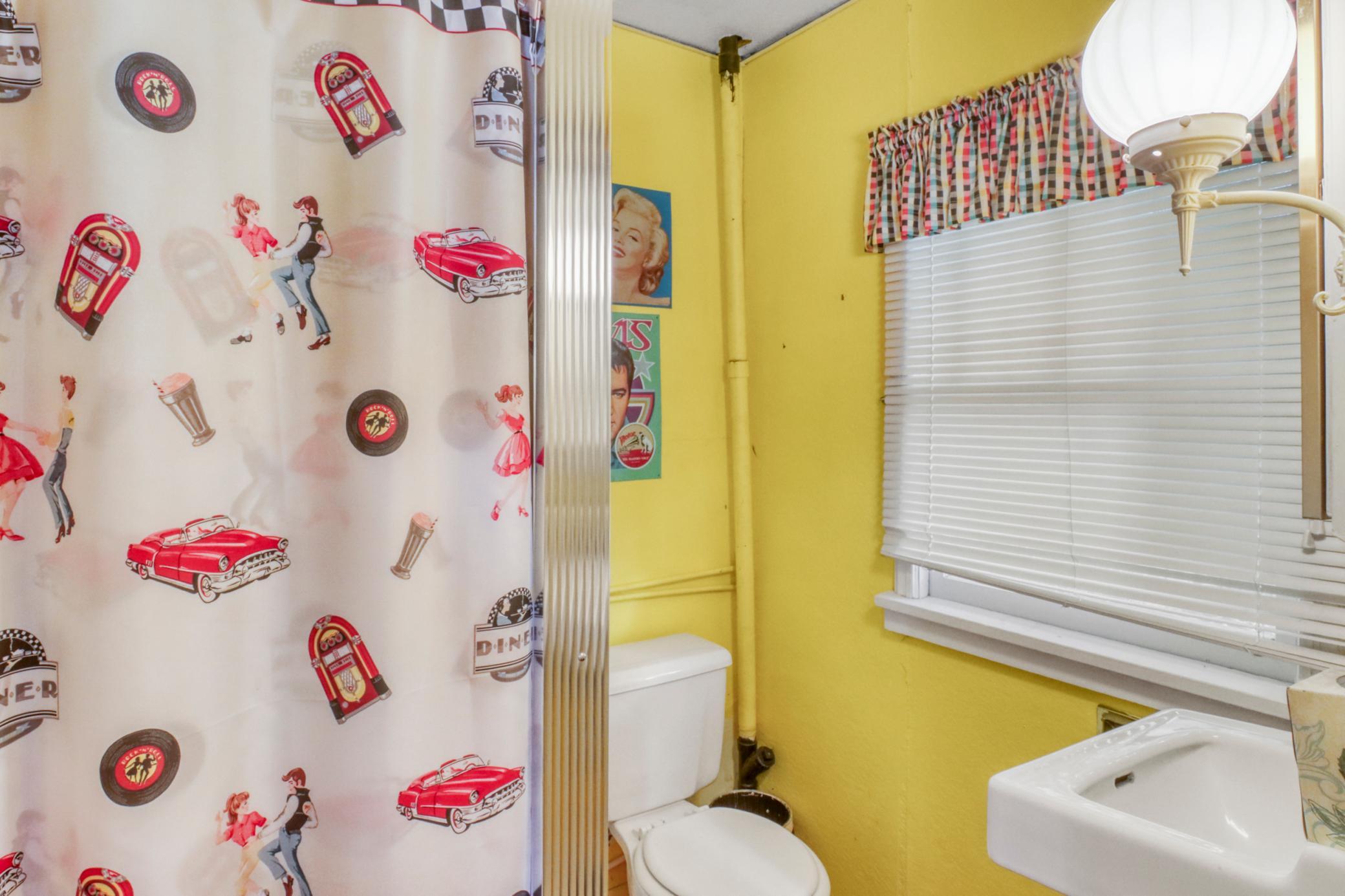 Guesthouse Bathroom1_1.JPG
