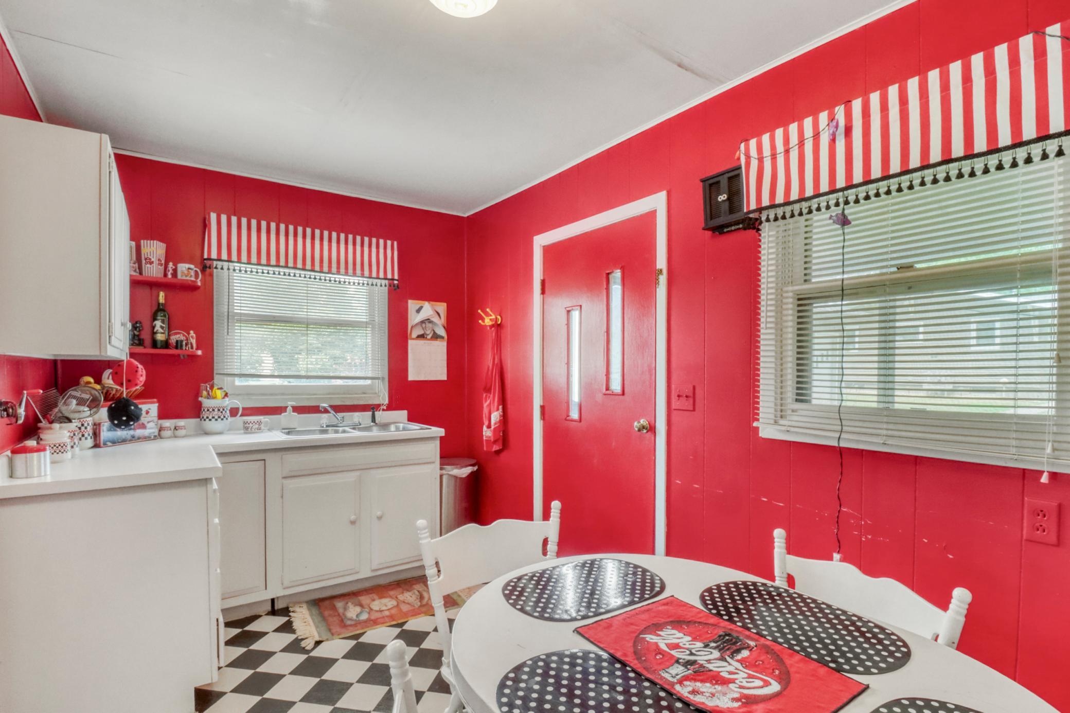 Guesthouse Kitchen1_4.JPG