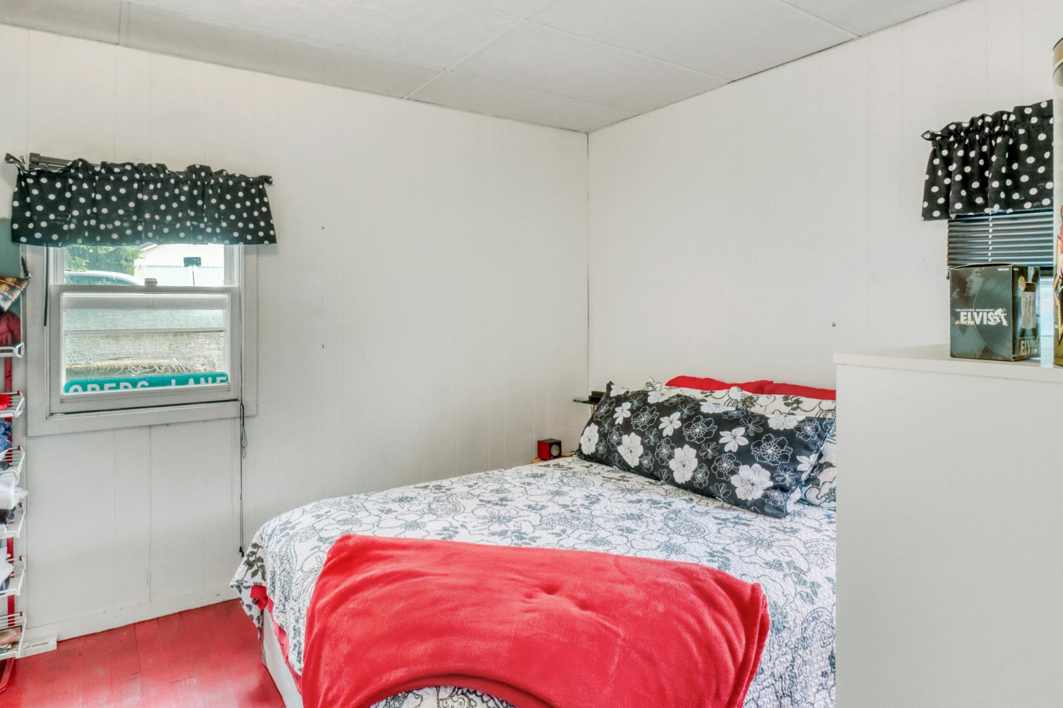 Gusesthouse Bedroom1_2.JPG