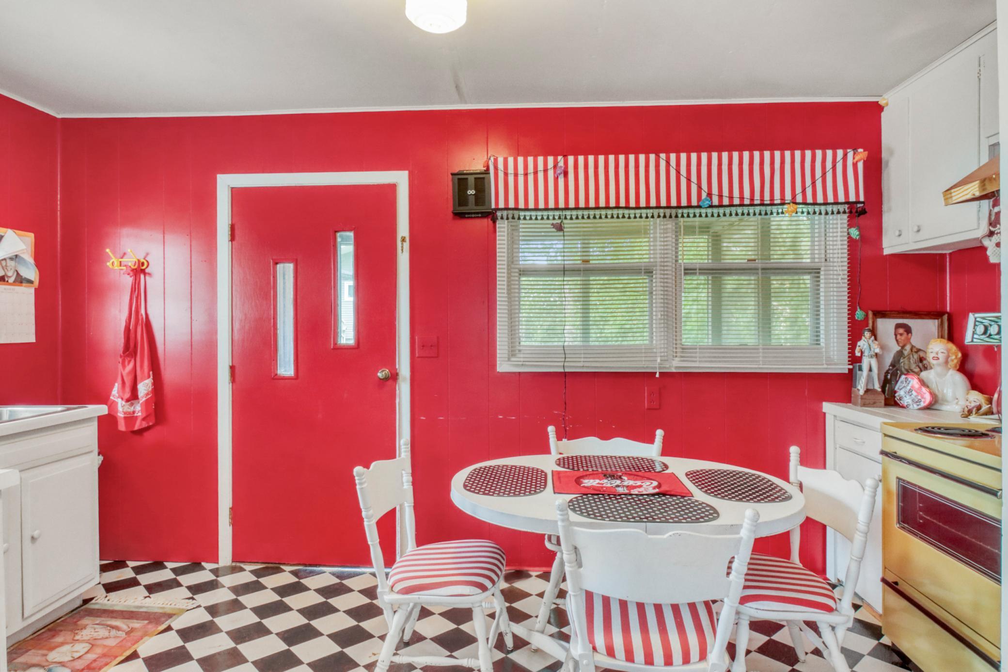 Guesthouse Kitchen1_1.JPG