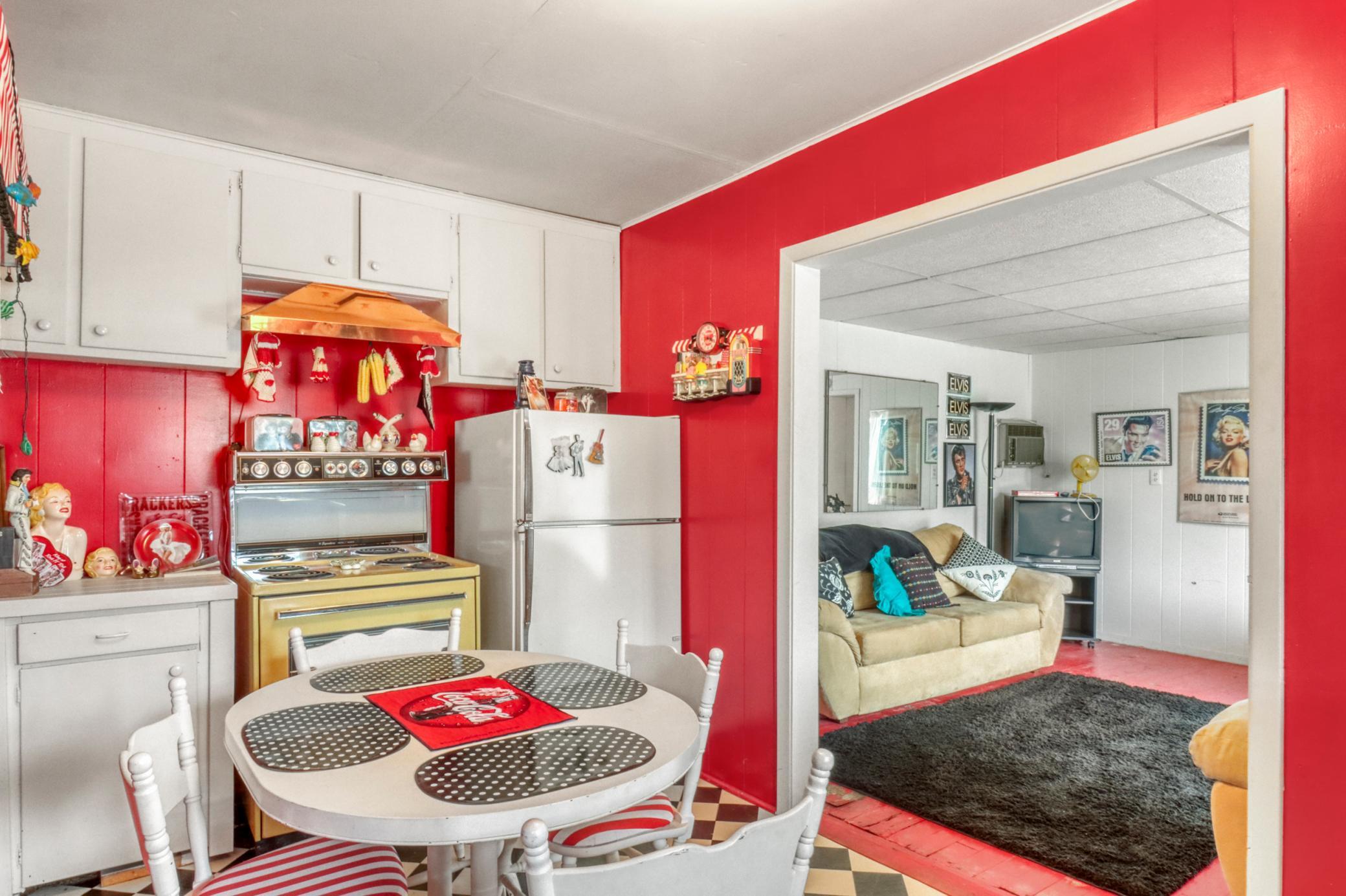 Guesthouse Kitchen1_3.JPG