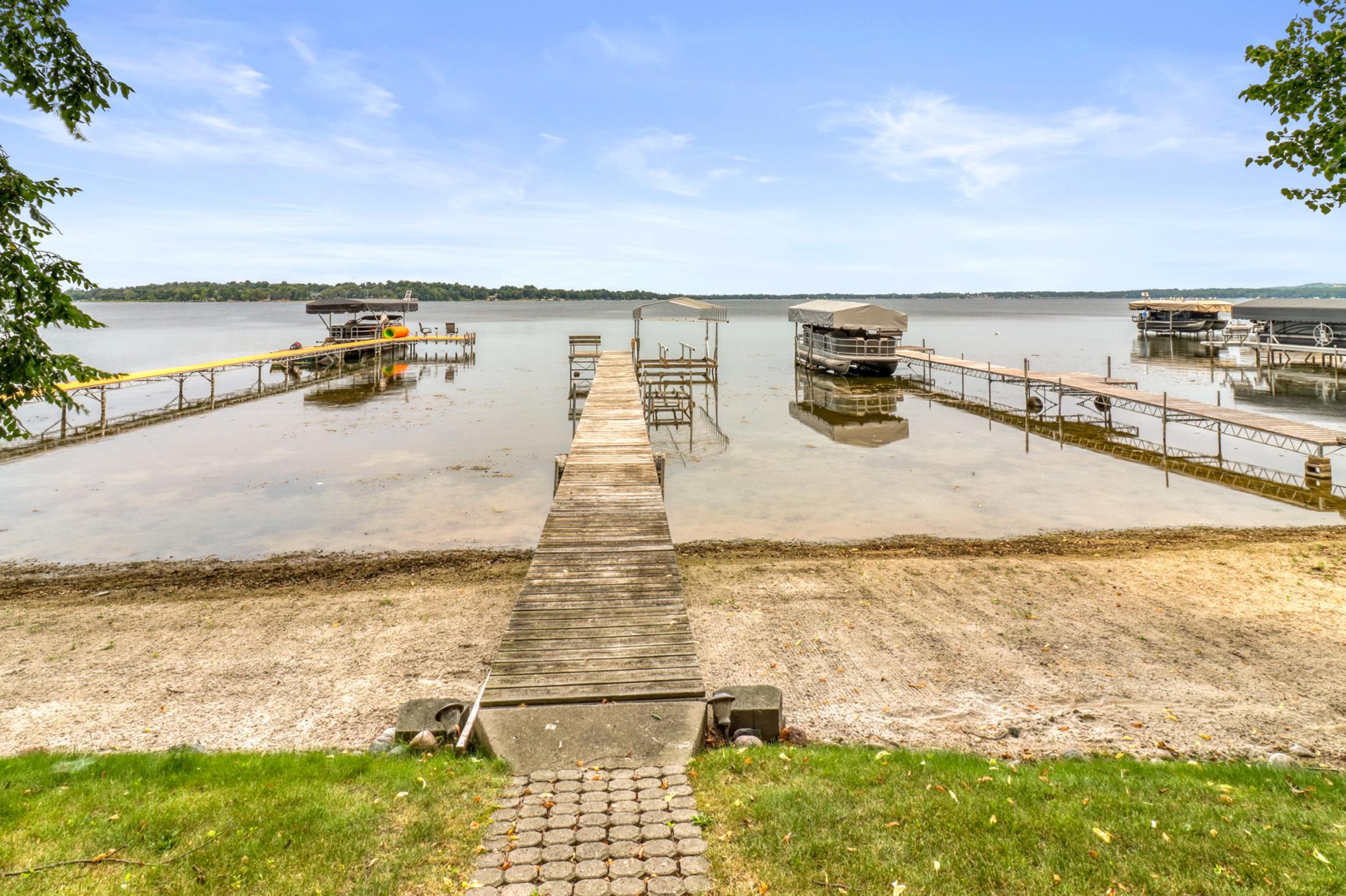 Exterior_Lake1_0.JPG