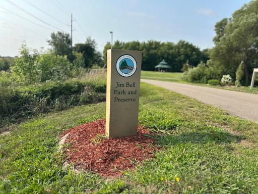 Park and preserve in walking distance!