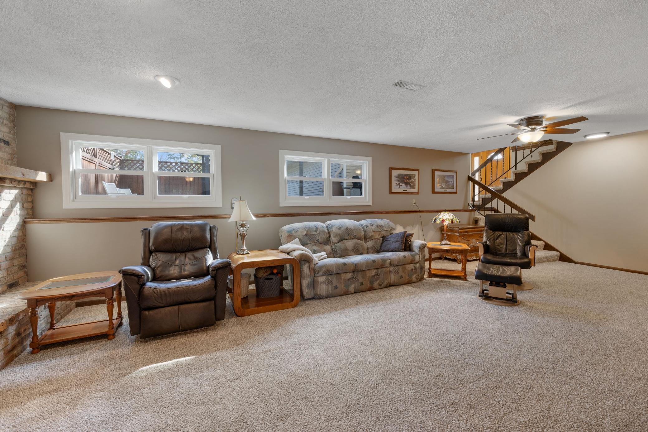 Large LL family room for parties and entertaining