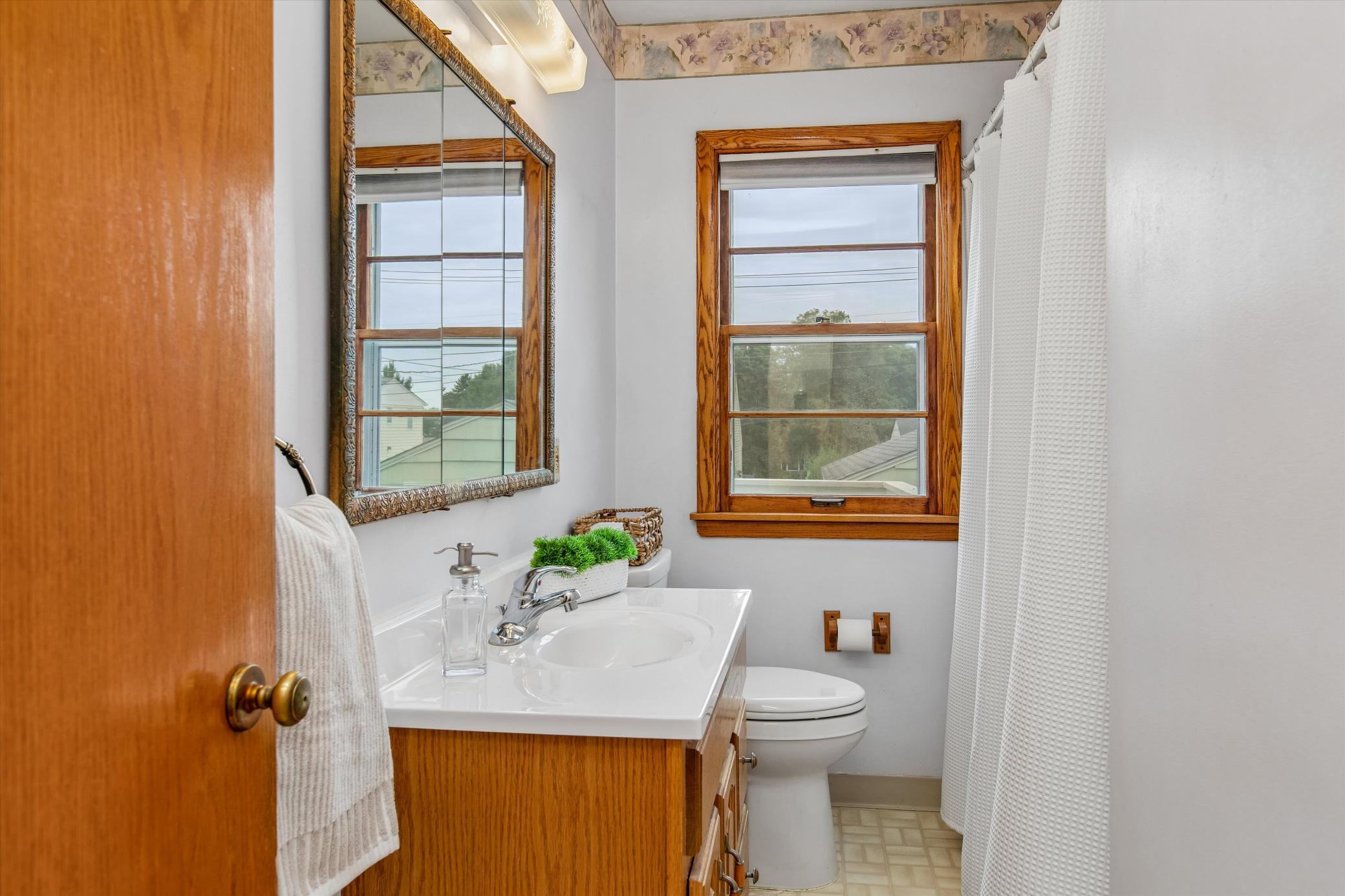 Super bright main full bath.