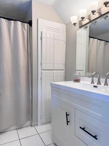 A shot of the upstairs full bathroom.