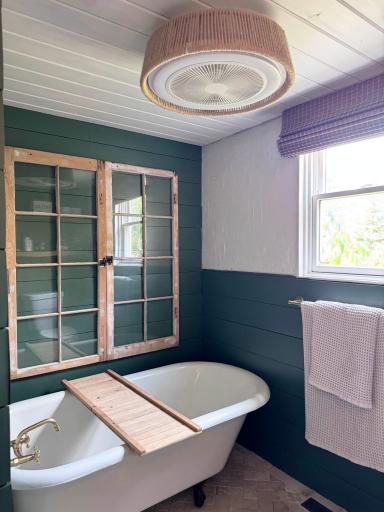 A shot of the main level full bathroom.