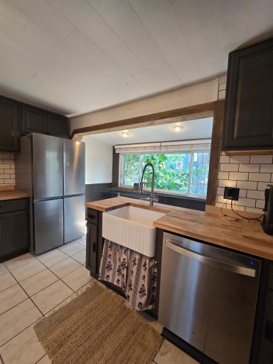 Another shot of the kitchen...stainless steel appliances!