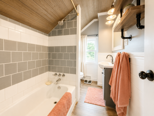 16 Bath Upper Level.png