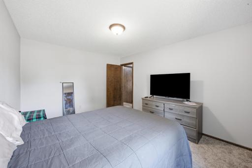 186 Prairiewood Drive S, Fargo, ND 58103