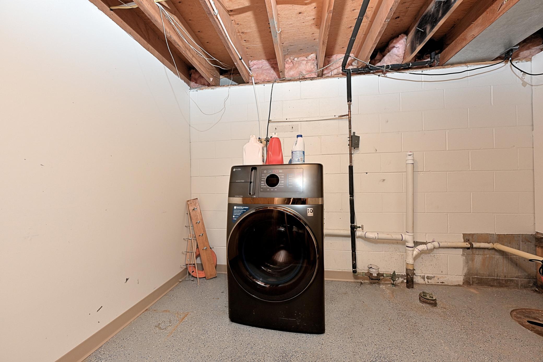 Lower level room with washing machine
