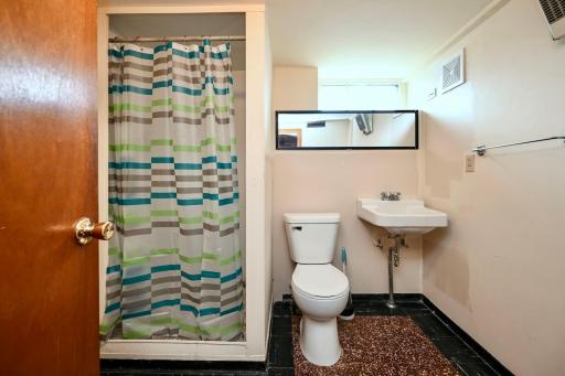 15 LL Bathroom.jpg