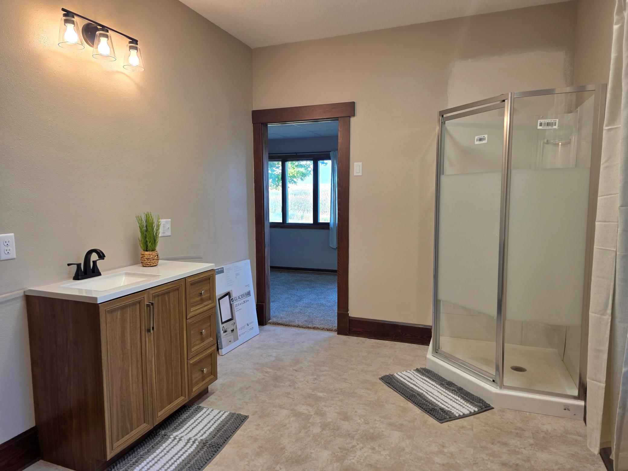 Primary bath in background
