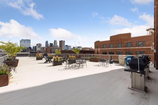 One of the largest rooftop decks in the North Loop â an expansive 6,000-square-foot retreat and sweeping skyline views.