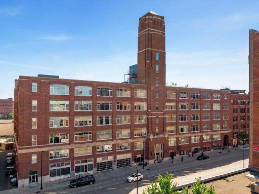 Welcome to Tower Loft's top-floor unit located in the heart of North Loop's warehouse district!