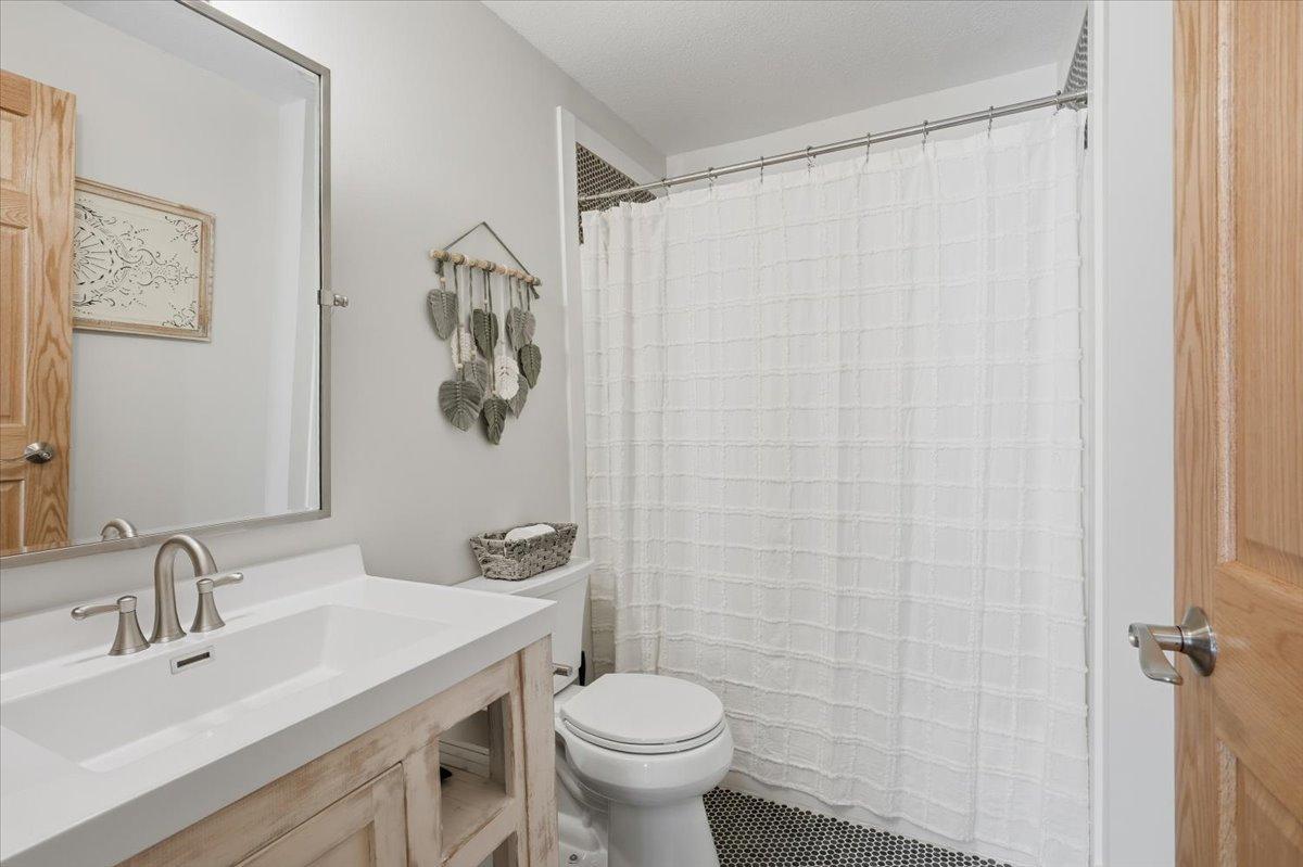 25-Bath 3.jpg