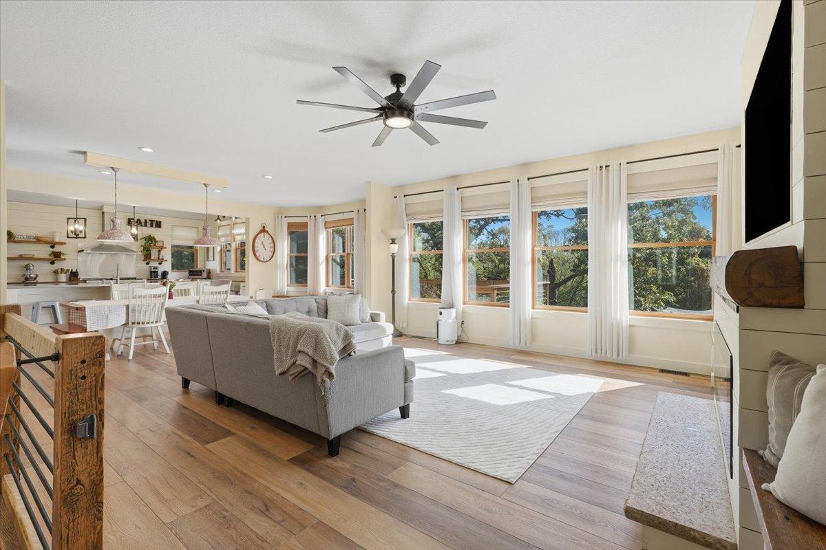 06-Living Room.jpg
