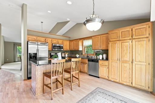 5-web-or-mls-13525 Oakwood Dr-2.jpg