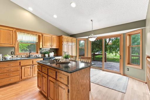 7-web-or-mls-13525 Oakwood Dr-3.jpg
