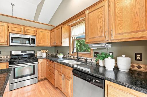 8-web-or-mls-13525 Oakwood Dr-4.jpg