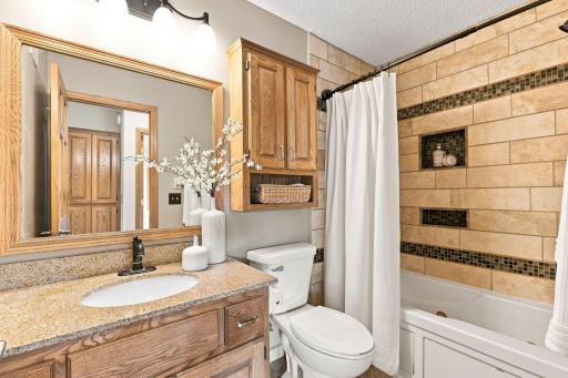 20-web-or-mls-13525 Oakwood Dr-9.jpg