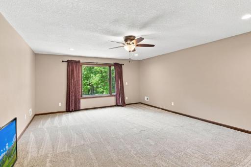 Upstair bedroom 27x16 w/ walk in closet