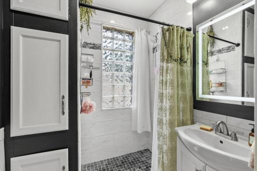 1st Floor Bathoom