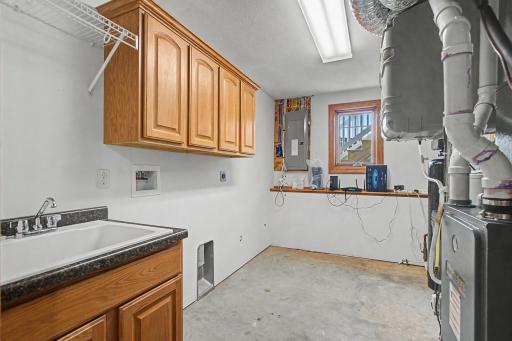 39_701SpringCt_LaundryRm1_mls.jpg