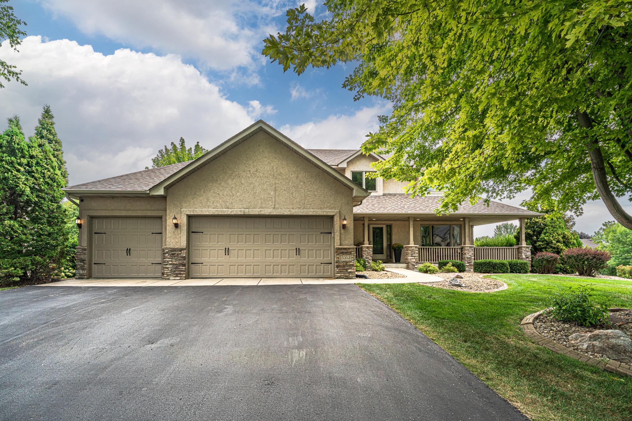 This 4BR 4BA home in The Wilds neighborhood is tucked onto a WALKOUT, CUL DE SAC LOT and offers warm and inviting style and a functional floor plan. The HOA includes sanitation, mailboxes and maintenance of the cul de sac.