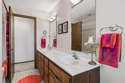 dual sinks and jet tub in owners suite