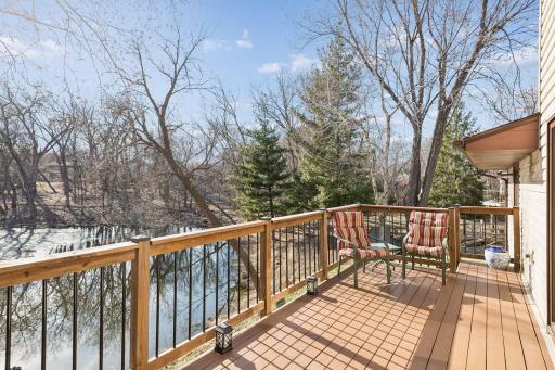 quiet peaceful setting main floor deck