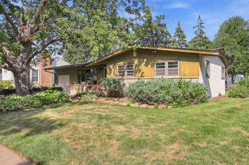 Situated in a mature, tree-lined neighborhood, you’re just moments from multiple schools, parks, shopping, restaurants, and everyday conveniences, with easy access to downtown St. Paul.