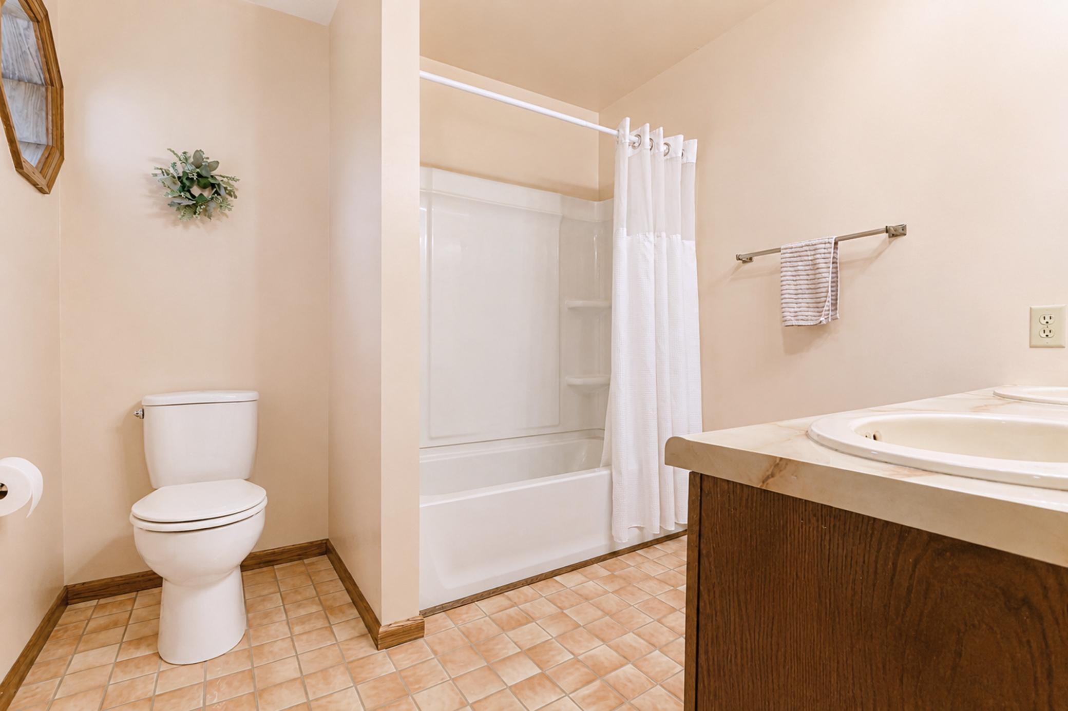 036_ensuite.jpg