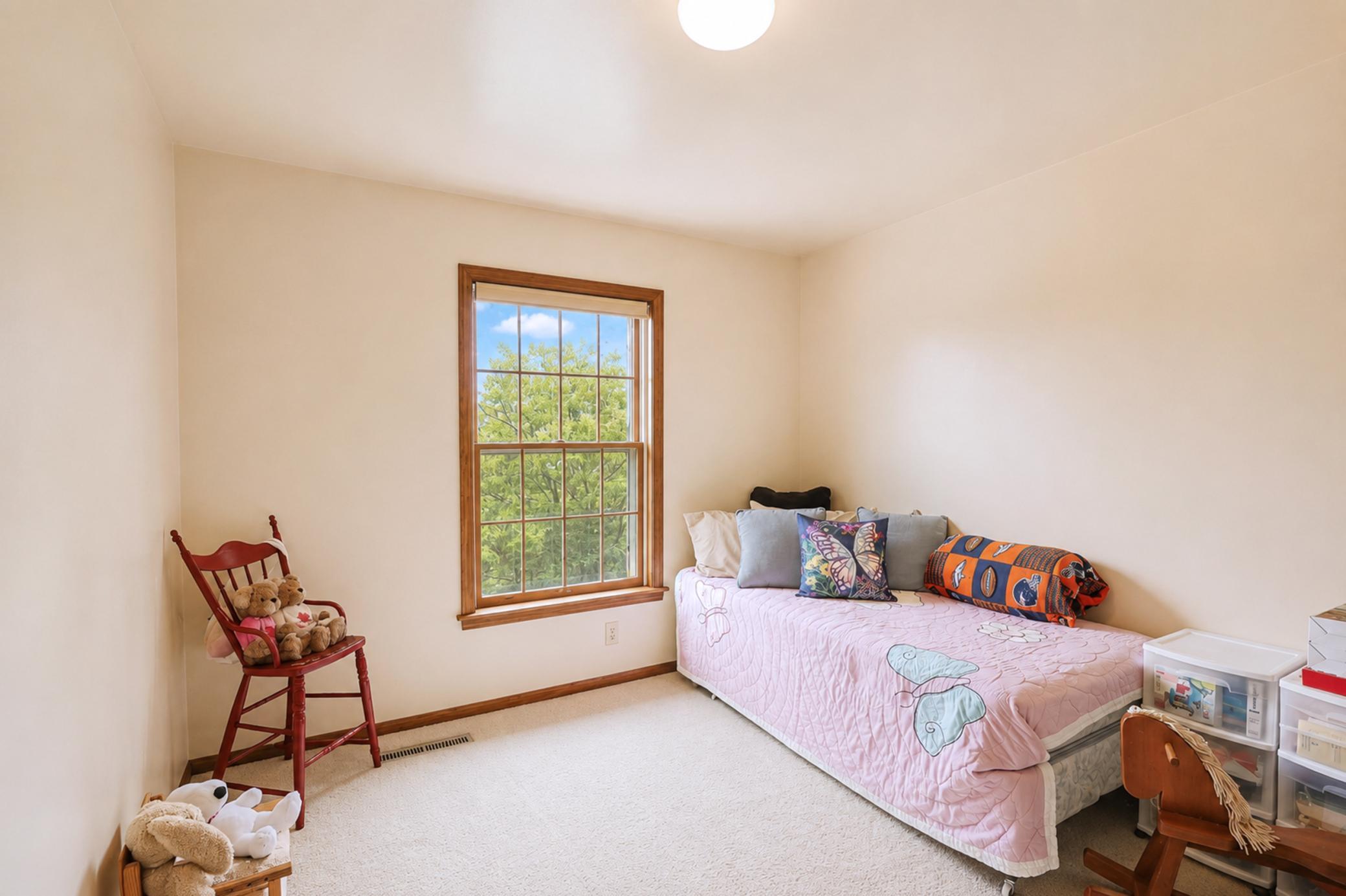 043_bedroom_02_01.jpg