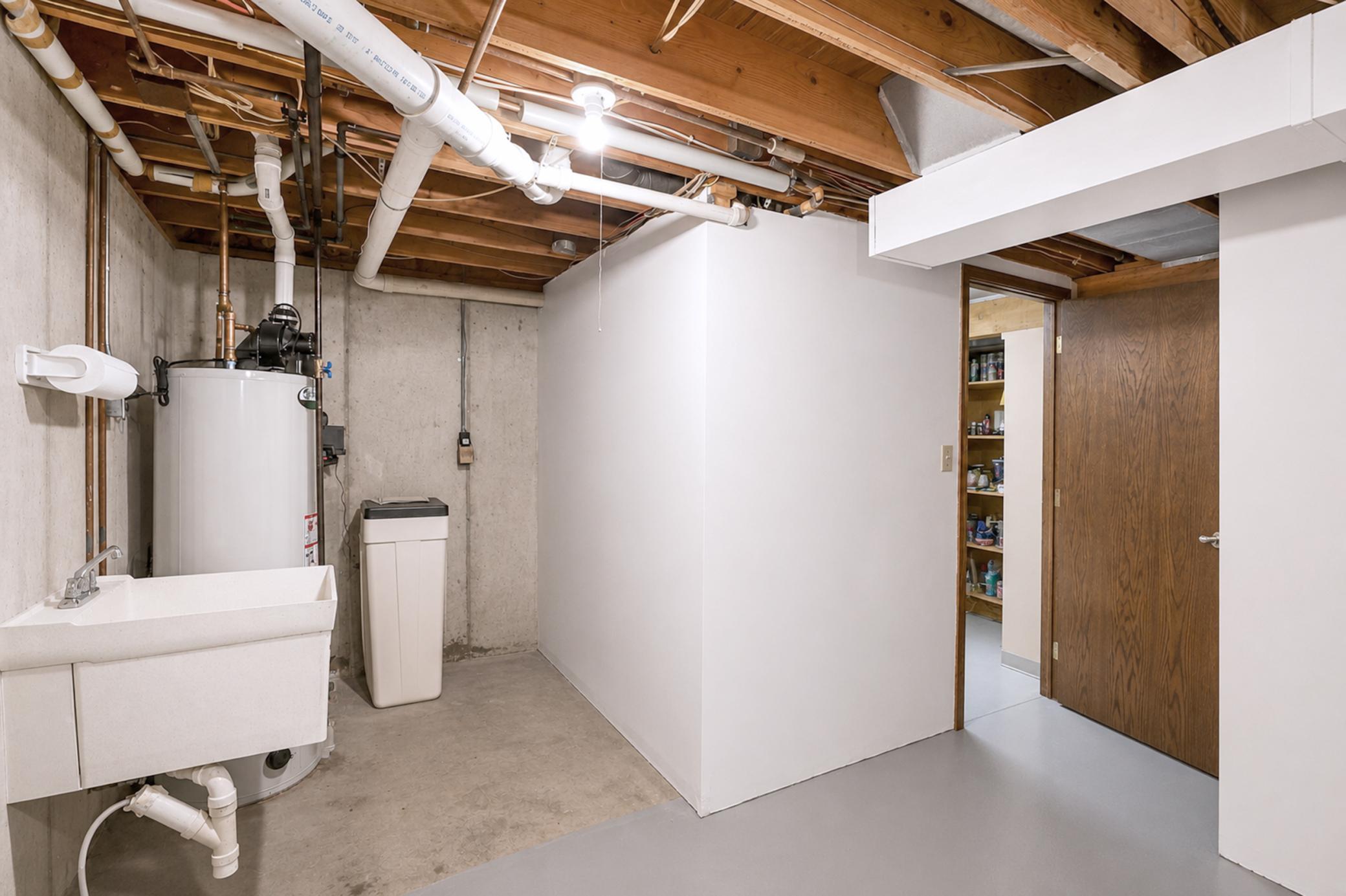 053_basement_04.jpg