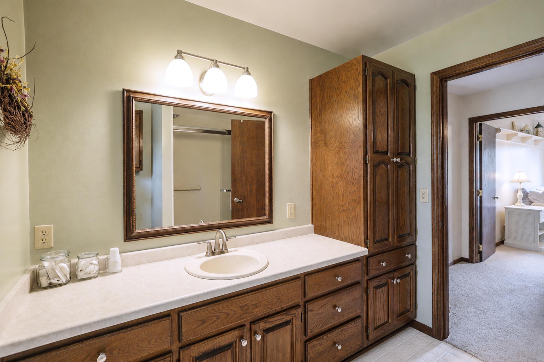 040_bathroom.jpg