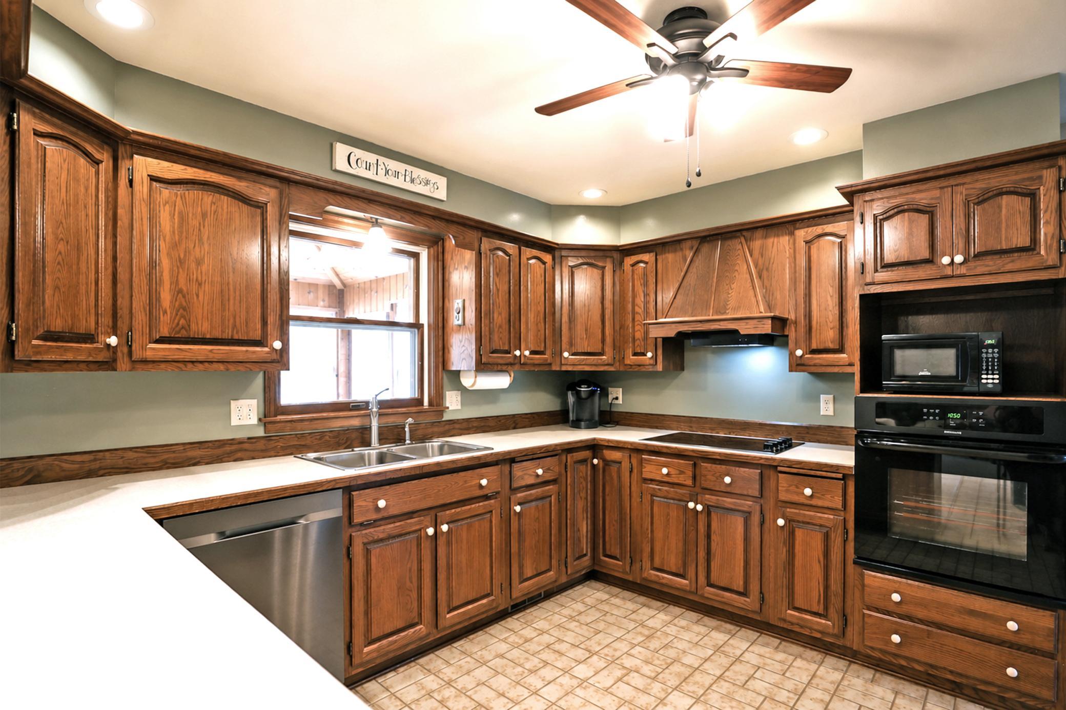 017_kitchen.jpg