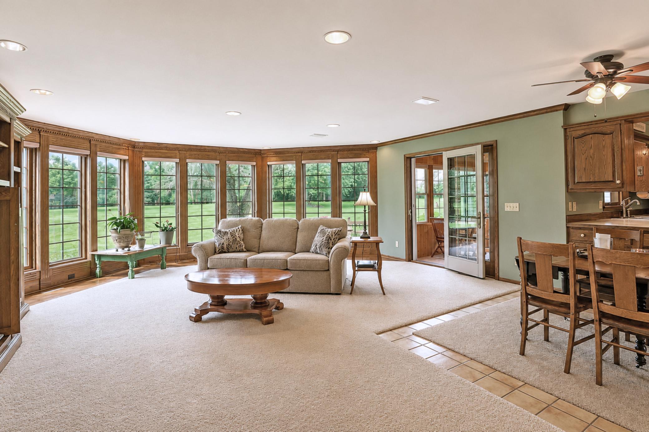 023_livingroom.jpg